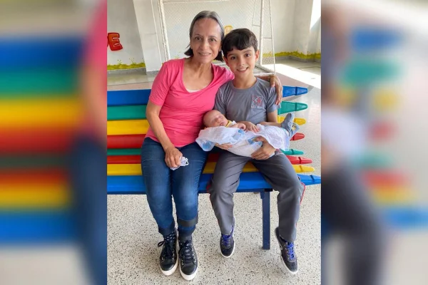Imagem colorida de idosa com o neto - Metrópoles