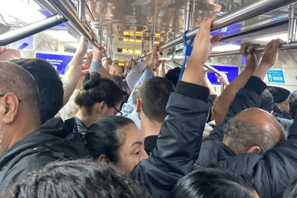 Imagem colorida de metrô lotado da Linha 1-Azul - Metrópoles