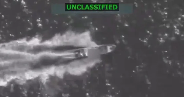 Imagem colorida de embarcação atingida pelos Estados Unidos no Oceano Pacífico Oriental