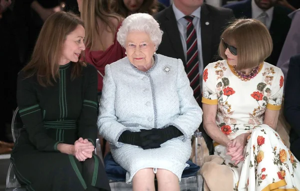 Aos 91 anos, rainha da Inglaterra estreia na Semana de Moda de Londres
