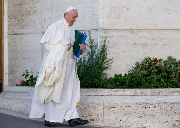 Bispos aprovam medidas que deixam Igreja mais aberta a divorciados e gays