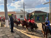 Cavaleiros recebem as bençãos do padre durante os ensaios e também na apresentação 