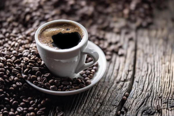 Imagem colorida mostra xícara de café - Como o segredo de café saboroso pode estar no intestino dos elefantes - Metrópoles