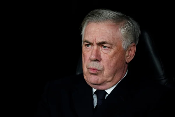 Imagem colorida de Carlo Ancelotti com fundo preto - Metrópoles