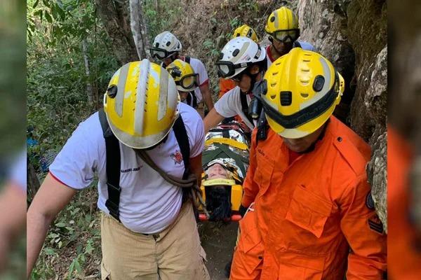 Mulher é socorrida de helicóptero após cair em cachoeira no DF