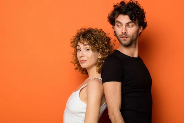 casal de costas um para o outro