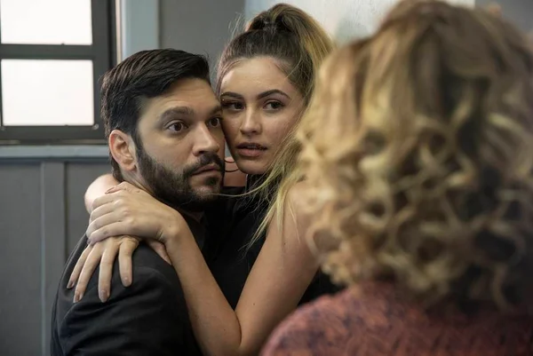 Bom Sucesso: Diogo é flagrado com amante em cabine de loja