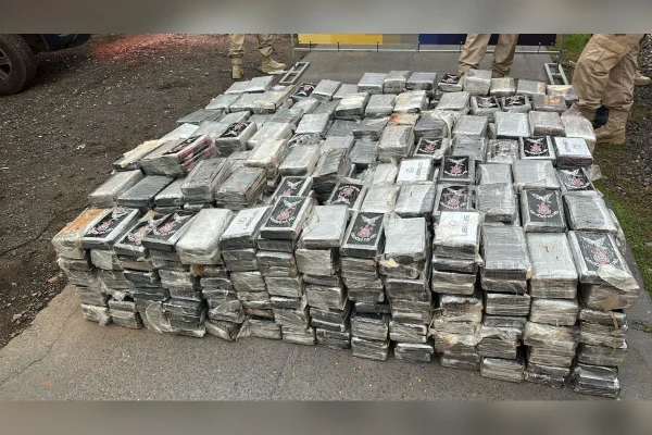 Guincho “recheado” com mais de 1 tonelada de cocaína é alvo da polícia