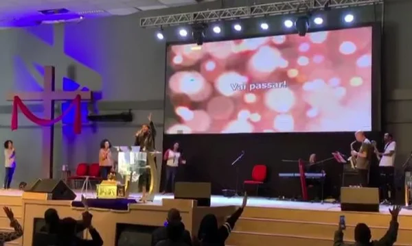 Flordelis canta em igreja horas antes de a polícia apontá-la como mandante do assassinato do marido