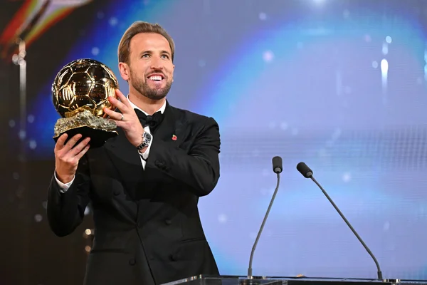 Foto colorida de Harry Kane com a Bola de Ouro - Metrópoles