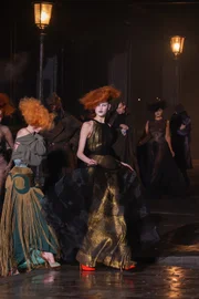 Teatralidade faz parte da estética de Galliano Teatralidade faz parte da estética de Galliano