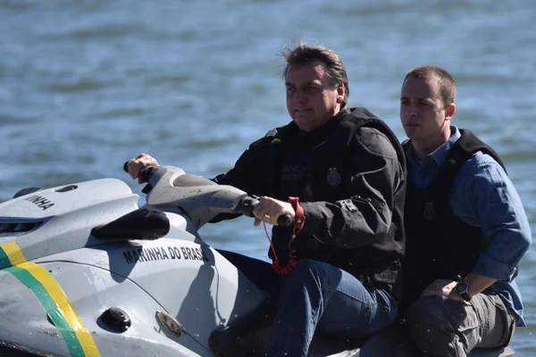 Dia dos Pais de Bolsonaro tem passeio de moto, jetski e caldo de cana