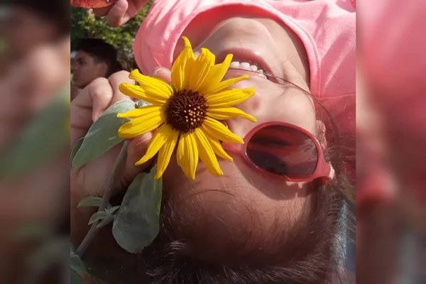 Foto de Eduarda Maciel, menina branca de 8 anos que tem acromatopsia, doença que impede de ver cores e da baixa visão