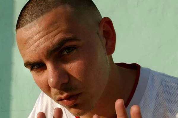 Foto colorida do cantor Pitbull - Metrópoles