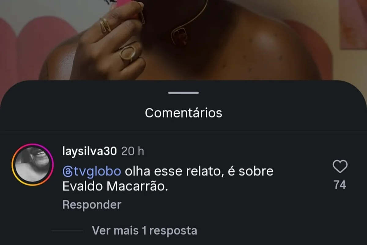 Na publicação de Alana Ayoka, internautas apontaram o nome Evaldo Macarrão Na publicação de Alana Ayoka, internautas apontaram o nome Evaldo Macarrão
