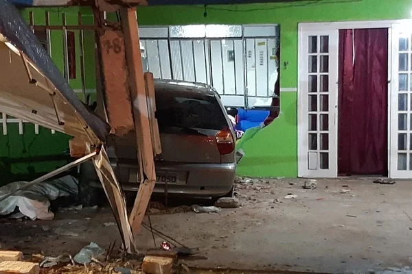 Carro desgovernado entra em casa