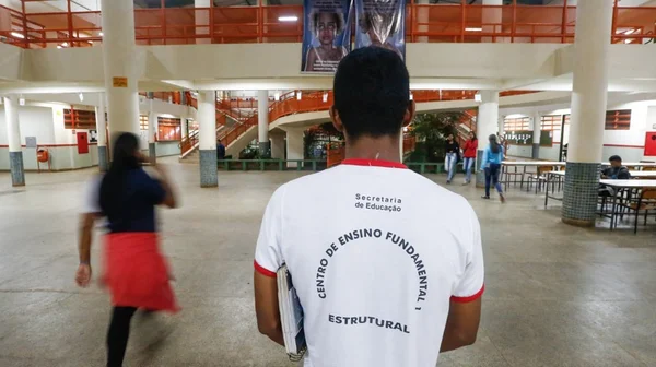 Escola com pior média do DF no Enem revela histórias nota 10