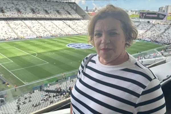Imagem colorida da sogra de António Oliveira, técnico do Corinthians- Metrópoles