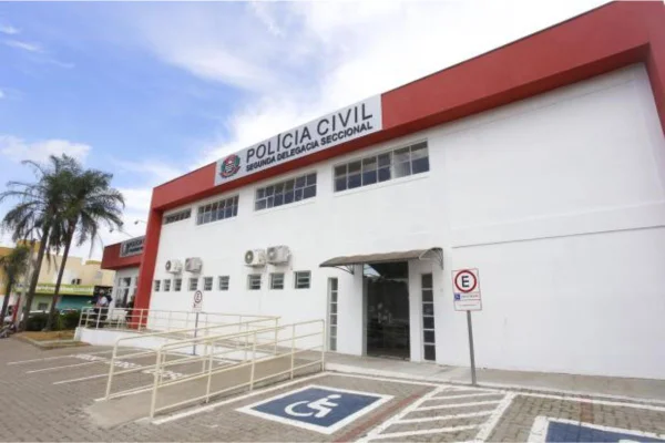 Um dos suspeitos do sequestro foi morto após intervenção policial e o outro conseguiu fugir a pé. A vítima foi arrastada ao saltar do carro - Metrópoles