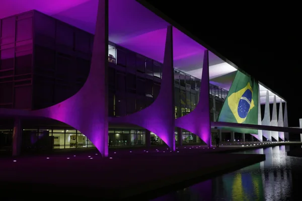 Bandeira do Brasil é estendida na fachada do Palácio do Planalto, no início da noite desta sexta-feira (14/10)