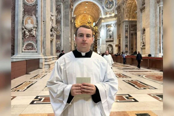 Foto colorida do padre Jonny Jordy Walz - Metrópoles