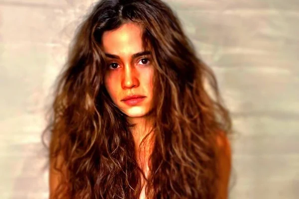 “De perna aberta sim, senhor”, diz Nanda Costa sobre foto ousada