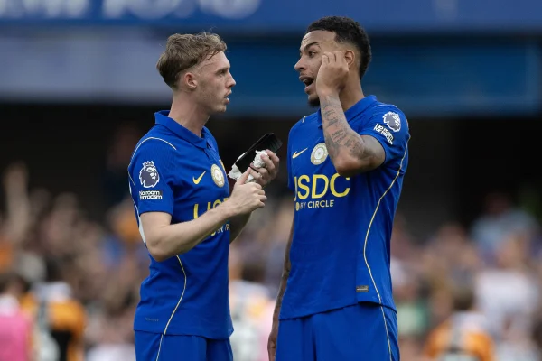 Foto colorida de Palmer e Morgan Rogers, do Chelsea - Metrópoles