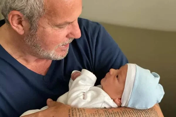Jayme Monjardim mostra primeiro encontro com o neto Antônio: “Bem-vindo”