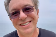Boninho aparece sorridente e de óculos escuros nas redes sociais