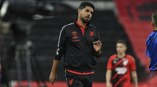 António Oliveira pede demissão do Athletico-PR após cair no Estadual