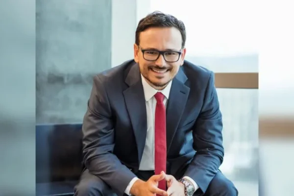 Foto colorida do professor de direito e advogado Conrado Paulino da Rosa - Metrópoles