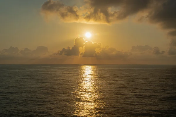 Imagem colorida do oceano - Metrópoles