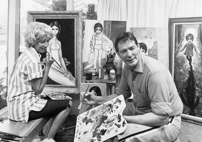 Nos anos 1960, a pintora Margaret Keane criou uma série de quadros chamados de "crianças de olhos grandes". O cineasta Tim Burton inclusive fez um filme baseado no personagem, o Grandes Olhos. O marido de Margaret, Walter Kane, a convenceu de que os quadros seriam mais rentáveis se assinados por ele. Divorciados anos depois, a pintora contou que ele ameaçou matá-la e a sua filha se ela dissesse a verdade. Para provar que era a artista por trás dos quadros, Margaret desafiou o ex-marido para uma competição ao vivo. Foi ignorada. Quase 20 anos depois, se viram no tribunal e, diante dos jurados, a pintora fez em 53 minutos uma obra de arte inconfundível. Só aí recebeu crédito pelo próprio trabalho. Nos anos 1960, a pintora Margaret Keane criou uma série de quadros chamados de "crianças de olhos grandes". O cineasta Tim Burton inclusive fez um filme baseado no personagem, o Grandes Olhos. O marido de Margaret, Walter Kane, a convenceu de que os quadros seriam mais rentáveis se assinados por ele. Divorciados anos depois, a pintora contou que ele ameaçou matá-la e a sua filha se ela dissesse a verdade. Para provar que era a artista por trás dos quadros, Margaret desafiou o ex-marido para uma competição ao vivo. Foi ignorada. Quase 20 anos depois, se viram no tribunal e, diante dos jurados, a pintora fez em 53 minutos uma obra de arte inconfundível. Só aí recebeu crédito pelo próprio trabalho.
