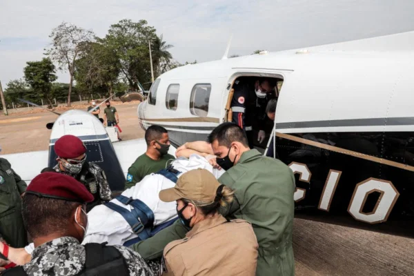 homem em maca perto de avião
