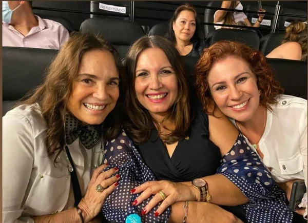 Diretor de filme sobre Bolsonaro critica governo em pré-estreia com bolsonaristas na plateia