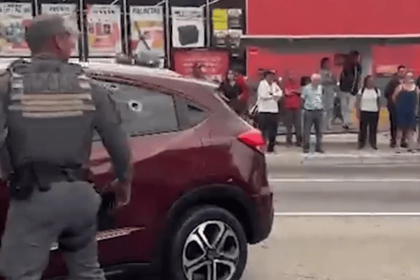 Policial intervém em roubo de carro, dispara e tiro mata vítima do assalto
