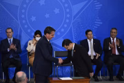 Jair Bolsonaro durante a posse a José Levi como AGU