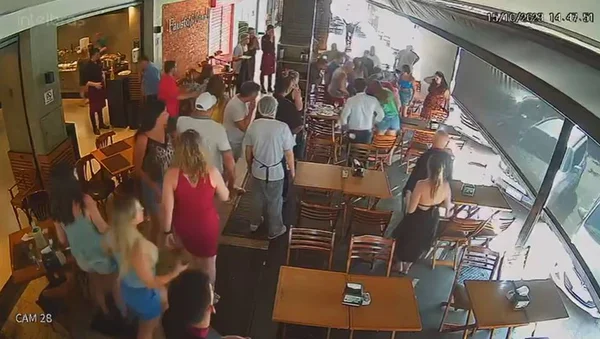 Pessoas em restaurante acompanham atuação de PF que salvou menina engasgada no DF