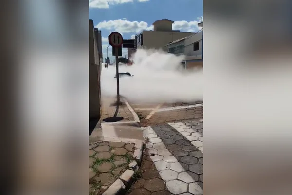 Imagem colorida de névoa branca de oxigênio causado por um vazamento. Metrópoles