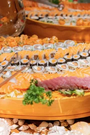 Mesa com variedades de sushis Mesa com variedades de sushis