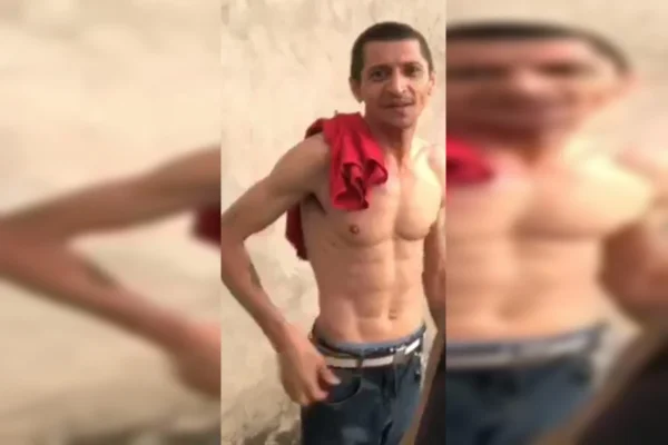 Foto de homem branco sem camisa