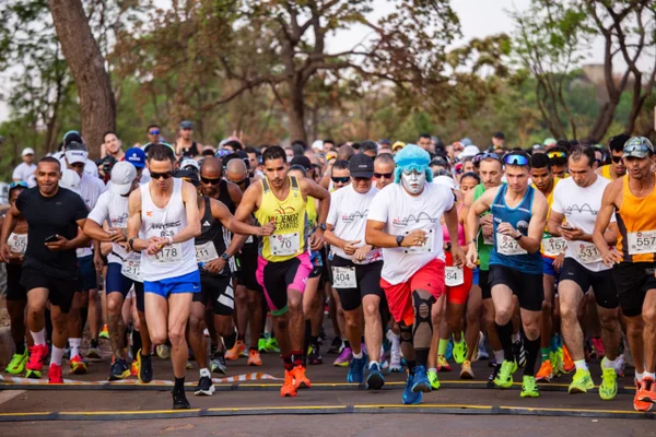 Fotos coloridas da Meia Maratona Metrópoles - Metrópoles