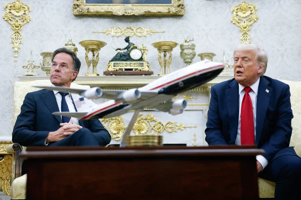 Imagem colorida mostra chefe da Otan e Donald Trump - Metrópoles