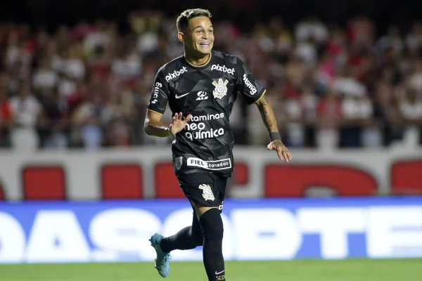 Adson comemorando gol