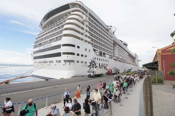 Navio Navio da MSC Cruzeiros Preziosa que está parado no porto do Rio de Janeiro em quarentena por surto de COVID 13