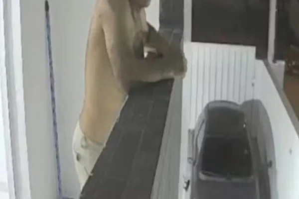 Imagem colorida, homem encostado na sacada de casa - Metrópoles