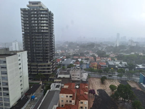 imagem colorida mostra céu fechado e chuva na região de pinheiros, zona oeste de São Paulo - metrópoles