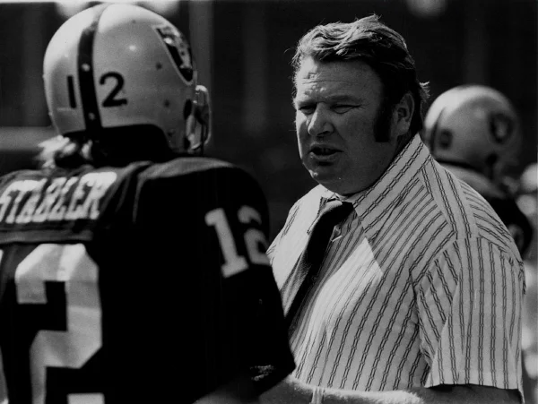 Lenda da NFL e do futebol americano, John Madden morre aos 85 anos