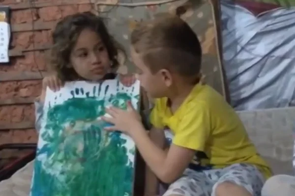 Menino faz vídeo para vender desenho da irmã e construir casa