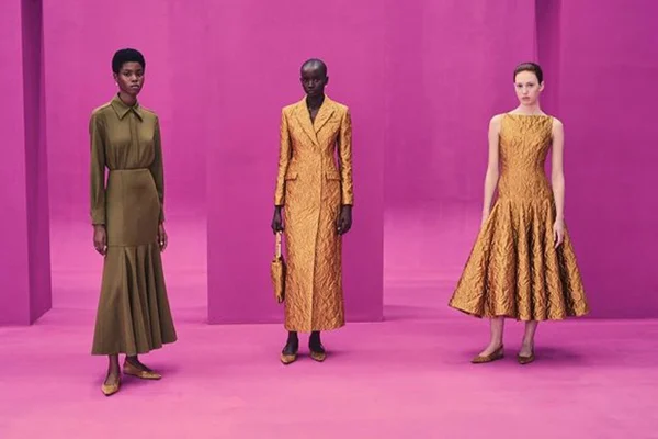 Looks de outono/inverno da grife Emilia Wickstead